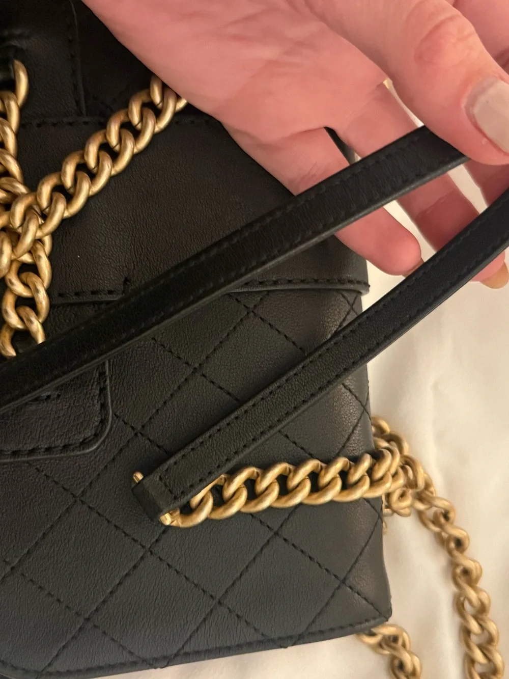 CHANEL Black Quilted Leather Shoulder Bag with Gold Chain